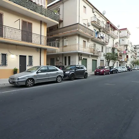 A 2 Passi Dal Mare בית הארחה קרוטונה